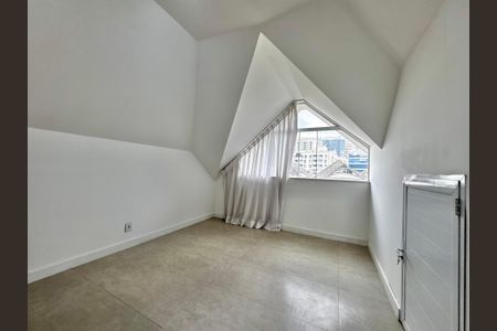 Casa de condomínio para alugar com 350m², 5 quartos e 5 vagas Casa de condomínio para alugar com 350m², 5 quartos e 5 vagasSótão