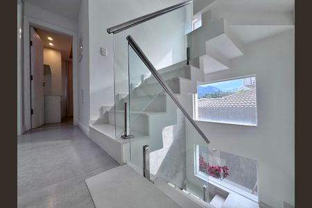 Casa de condomínio para alugar com 350m², 5 quartos e 5 vagas Casa de condomínio para alugar com 350m², 5 quartos e 5 vagasEscada