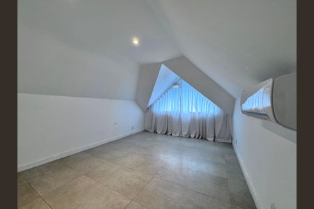 Casa de condomínio para alugar com 350m², 5 quartos e 5 vagas Casa de condomínio para alugar com 350m², 5 quartos e 5 vagasSótão