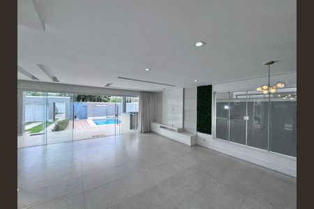 Sala de casa de condomínio para alugar com 5 quartos, 350m² em Recreio dos Bandeirantes, Rio de Janeiro