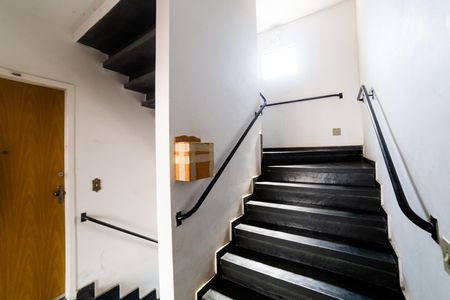 Apartamento para alugar com 56m², 2 quartos e 1 vaga Apartamento para alugar com 56m², 2 quartos e 1 vagaEscada