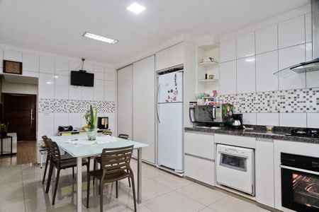 Casa à venda com 260m², 2 quartos e 3 vagas Casa à venda com 260m², 2 quartos e 3 vagasCozinha