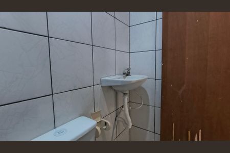 Banheiro de kitnet/studio para alugar com 1 quarto, 15m² em Vargem Grande, Rio de Janeiro