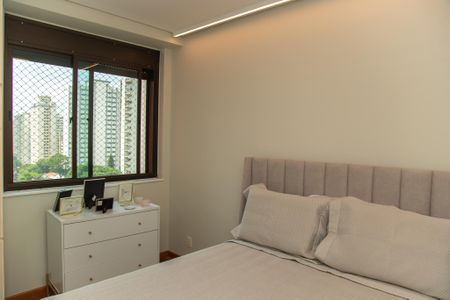 Apartamento à venda com 182m², 3 quartos e 3 vagas Apartamento à venda com 182m², 3 quartos e 3 vagasQuarto 2 - Suíte