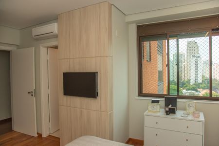 Apartamento à venda com 182m², 3 quartos e 3 vagas Apartamento à venda com 182m², 3 quartos e 3 vagasQuarto 2 - Suíte