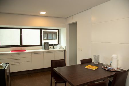 Apartamento à venda com 182m², 3 quartos e 3 vagas Apartamento à venda com 182m², 3 quartos e 3 vagasCozinha e Área de Serviço