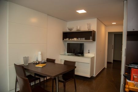 Apartamento à venda com 182m², 3 quartos e 3 vagas Apartamento à venda com 182m², 3 quartos e 3 vagasCozinha e Área de Serviço