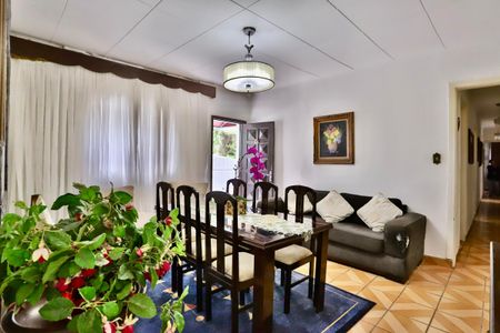 Casa à venda com 160m², 3 quartos e 4 vagas Casa à venda com 160m², 3 quartos e 4 vagasSala