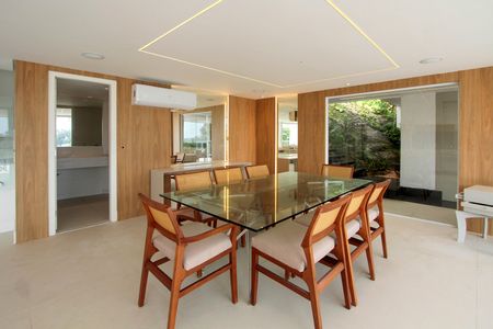 Casa de condomínio à venda com 850m², 4 quartos e 6 vagas Casa de condomínio à venda com 850m², 4 quartos e 6 vagasSala 2