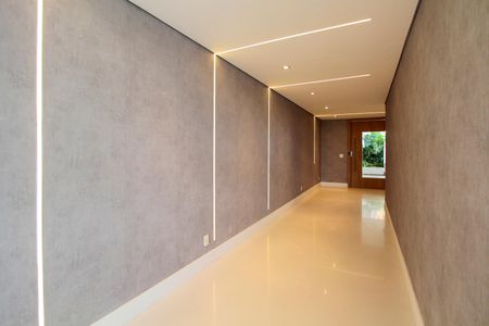 Casa de condomínio à venda com 850m², 4 quartos e 6 vagas Casa de condomínio à venda com 850m², 4 quartos e 6 vagasCorredor do hall para a sala