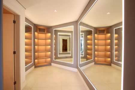 Casa de condomínio à venda com 850m², 4 quartos e 6 vagas Casa de condomínio à venda com 850m², 4 quartos e 6 vagasCloset quarto 1 suíte master