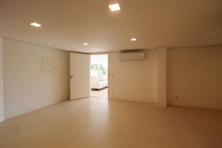 Casa de condomínio à venda com 850m², 4 quartos e 6 vagas Casa de condomínio à venda com 850m², 4 quartos e 6 vagasSala multiuso