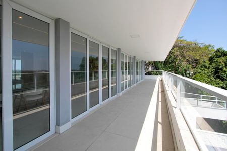 Casa de condomínio à venda com 850m², 4 quartos e 6 vagas Casa de condomínio à venda com 850m², 4 quartos e 6 vagasVaranda