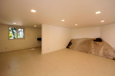 Casa de condomínio à venda com 850m², 4 quartos e 6 vagas Casa de condomínio à venda com 850m², 4 quartos e 6 vagasSala multiuso