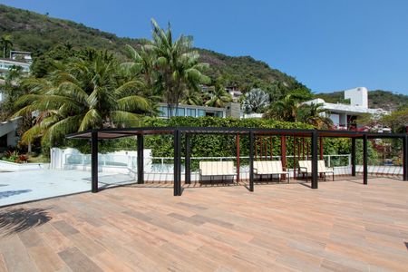 Casa de condomínio à venda com 850m², 4 quartos e 6 vagas Casa de condomínio à venda com 850m², 4 quartos e 6 vagasDedeck