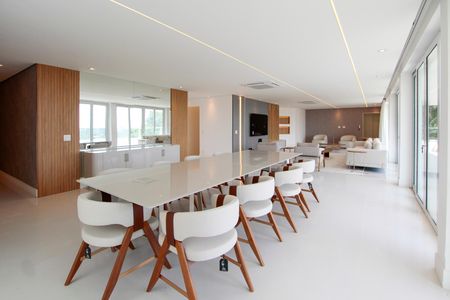 Casa de condomínio à venda com 850m², 4 quartos e 6 vagas Casa de condomínio à venda com 850m², 4 quartos e 6 vagasSala