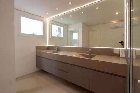 Casa de condomínio à venda com 850m², 4 quartos e 6 vagas Casa de condomínio à venda com 850m², 4 quartos e 6 vagasBanheiro suíte 1 maste