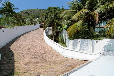 Casa de condomínio à venda com 850m², 4 quartos e 6 vagas Casa de condomínio à venda com 850m², 4 quartos e 6 vagasRampa de entrada