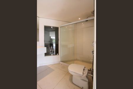 Casa de condomínio à venda com 850m², 4 quartos e 6 vagas Casa de condomínio à venda com 850m², 4 quartos e 6 vagasBanheiro