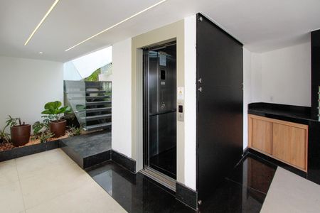 Casa de condomínio à venda com 850m², 4 quartos e 6 vagas Casa de condomínio à venda com 850m², 4 quartos e 6 vagasElevador