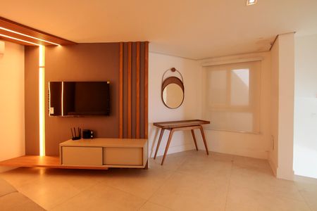 Casa de condomínio à venda com 850m², 4 quartos e 6 vagas Casa de condomínio à venda com 850m², 4 quartos e 6 vagasSala de TV