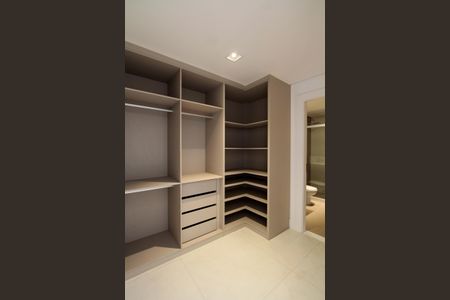 Casa de condomínio à venda com 850m², 4 quartos e 6 vagas Casa de condomínio à venda com 850m², 4 quartos e 6 vagasCloset suíte 2