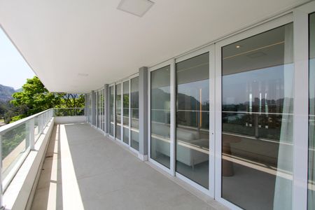 Casa de condomínio à venda com 850m², 4 quartos e 6 vagas Casa de condomínio à venda com 850m², 4 quartos e 6 vagasVaranda