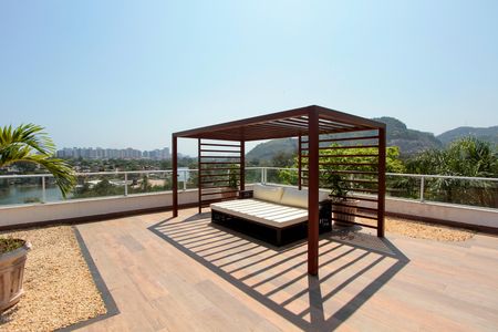 Casa de condomínio à venda com 850m², 4 quartos e 6 vagas Casa de condomínio à venda com 850m², 4 quartos e 6 vagasDedeck