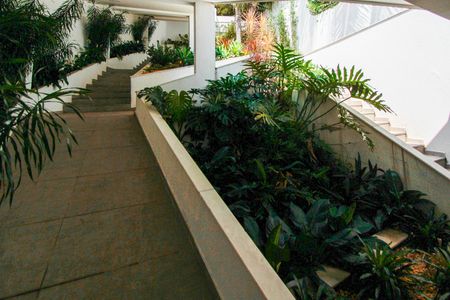 Casa de condomínio à venda com 850m², 4 quartos e 6 vagas Casa de condomínio à venda com 850m², 4 quartos e 6 vagasEntrada social