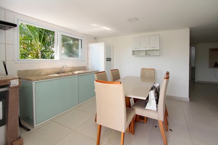 Casa de condomínio à venda com 850m², 4 quartos e 6 vagas Casa de condomínio à venda com 850m², 4 quartos e 6 vagasApartamento de funcionário