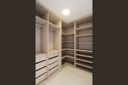 Casa de condomínio à venda com 850m², 4 quartos e 6 vagas Casa de condomínio à venda com 850m², 4 quartos e 6 vagasCloset suíte 3