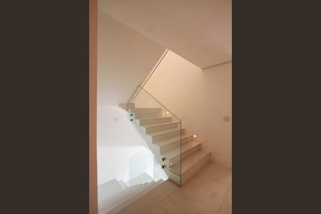 Casa de condomínio à venda com 850m², 4 quartos e 6 vagas Casa de condomínio à venda com 850m², 4 quartos e 6 vagasEscada