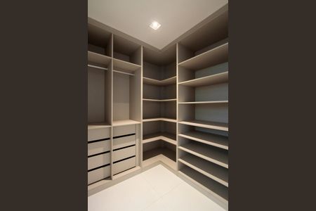 Casa de condomínio à venda com 850m², 4 quartos e 6 vagas Casa de condomínio à venda com 850m², 4 quartos e 6 vagasCloset suíte 4