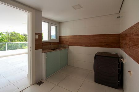 Casa de condomínio à venda com 850m², 4 quartos e 6 vagas Casa de condomínio à venda com 850m², 4 quartos e 6 vagasÁrea de serviço