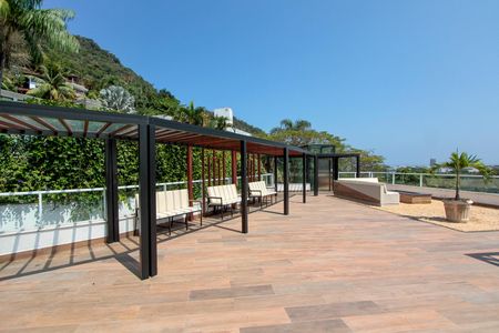 Casa de condomínio à venda com 850m², 4 quartos e 6 vagas Casa de condomínio à venda com 850m², 4 quartos e 6 vagasDedeck