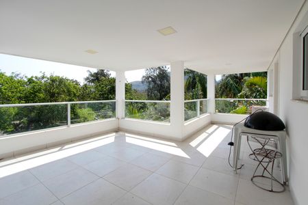 Casa de condomínio à venda com 850m², 4 quartos e 6 vagas Casa de condomínio à venda com 850m², 4 quartos e 6 vagasÁrea de Serviço