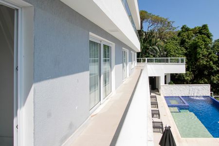 Casa de condomínio à venda com 850m², 4 quartos e 6 vagas Casa de condomínio à venda com 850m², 4 quartos e 6 vagasVaranda das suítes 1, 2 e 3.