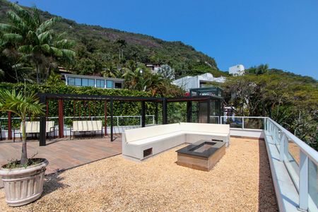 Casa de condomínio à venda com 850m², 4 quartos e 6 vagas Casa de condomínio à venda com 850m², 4 quartos e 6 vagasDedeck