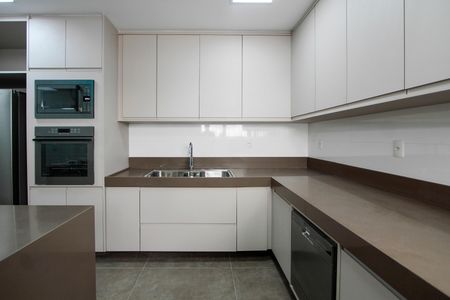 Casa de condomínio à venda com 850m², 4 quartos e 6 vagas Casa de condomínio à venda com 850m², 4 quartos e 6 vagasCozinha