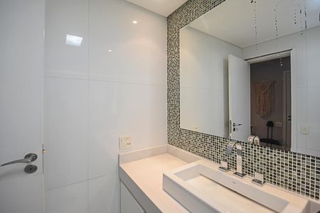 Apartamento à venda com 242m², 4 quartos e 3 vagas Apartamento à venda com 242m², 4 quartos e 3 vagasBanheiro da Suíte 2