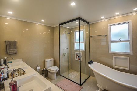 Apartamento à venda com 242m², 4 quartos e 3 vagas Apartamento à venda com 242m², 4 quartos e 3 vagasBanheiro da Suíte 1