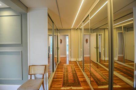 Apartamento à venda com 242m², 4 quartos e 3 vagas Apartamento à venda com 242m², 4 quartos e 3 vagasSuíte 1
