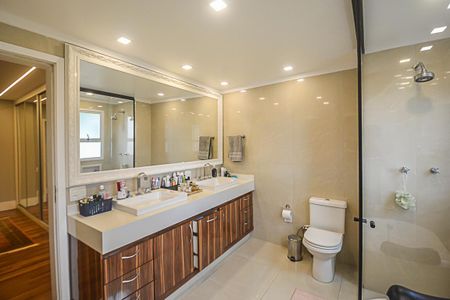 Apartamento à venda com 242m², 4 quartos e 3 vagas Apartamento à venda com 242m², 4 quartos e 3 vagasBanheiro da Suíte 1