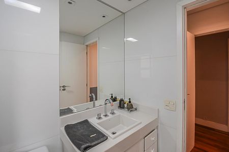 Apartamento à venda com 242m², 4 quartos e 3 vagas Apartamento à venda com 242m², 4 quartos e 3 vagasBanheiro da Suíte 3