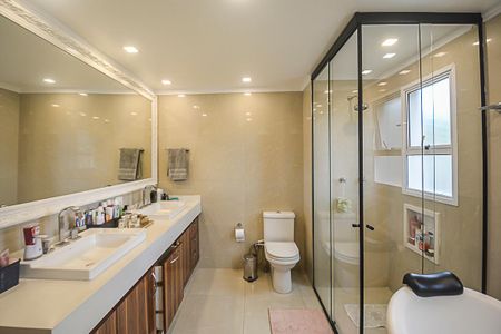 Apartamento à venda com 242m², 4 quartos e 3 vagas Apartamento à venda com 242m², 4 quartos e 3 vagasBanheiro da Suíte 1