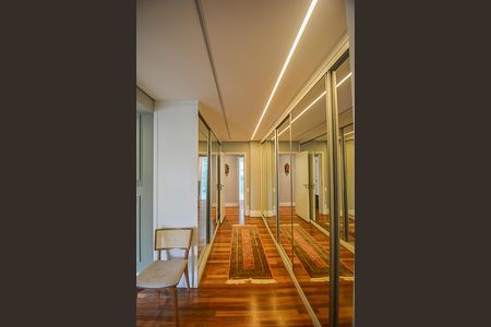 Apartamento à venda com 242m², 4 quartos e 3 vagas Apartamento à venda com 242m², 4 quartos e 3 vagasSuíte 1