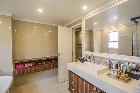 Apartamento à venda com 242m², 4 quartos e 3 vagas Apartamento à venda com 242m², 4 quartos e 3 vagasBanheiro da Suíte 1