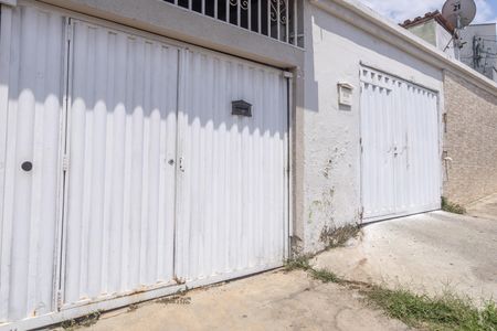 Casa para alugar com 100m², 3 quartos e 1 vaga Casa para alugar com 100m², 3 quartos e 1 vagaFachada