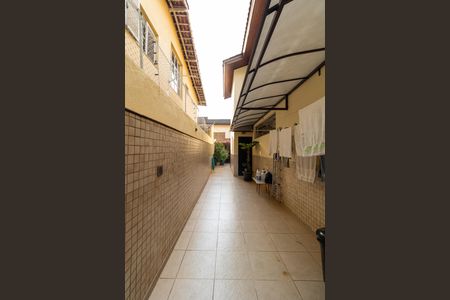 Casa à venda com 380m², 3 quartos e 5 vagas Casa à venda com 380m², 3 quartos e 5 vagasCorredor Lateral