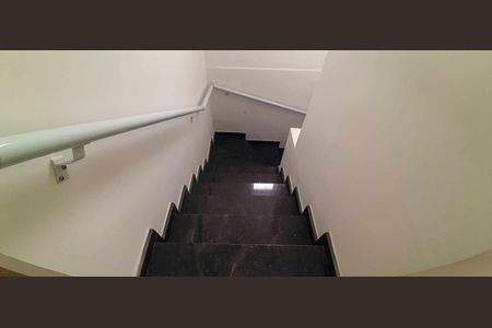 Casa à venda com 125m², 3 quartos e 2 vagas Casa à venda com 125m², 3 quartos e 2 vagasEscada